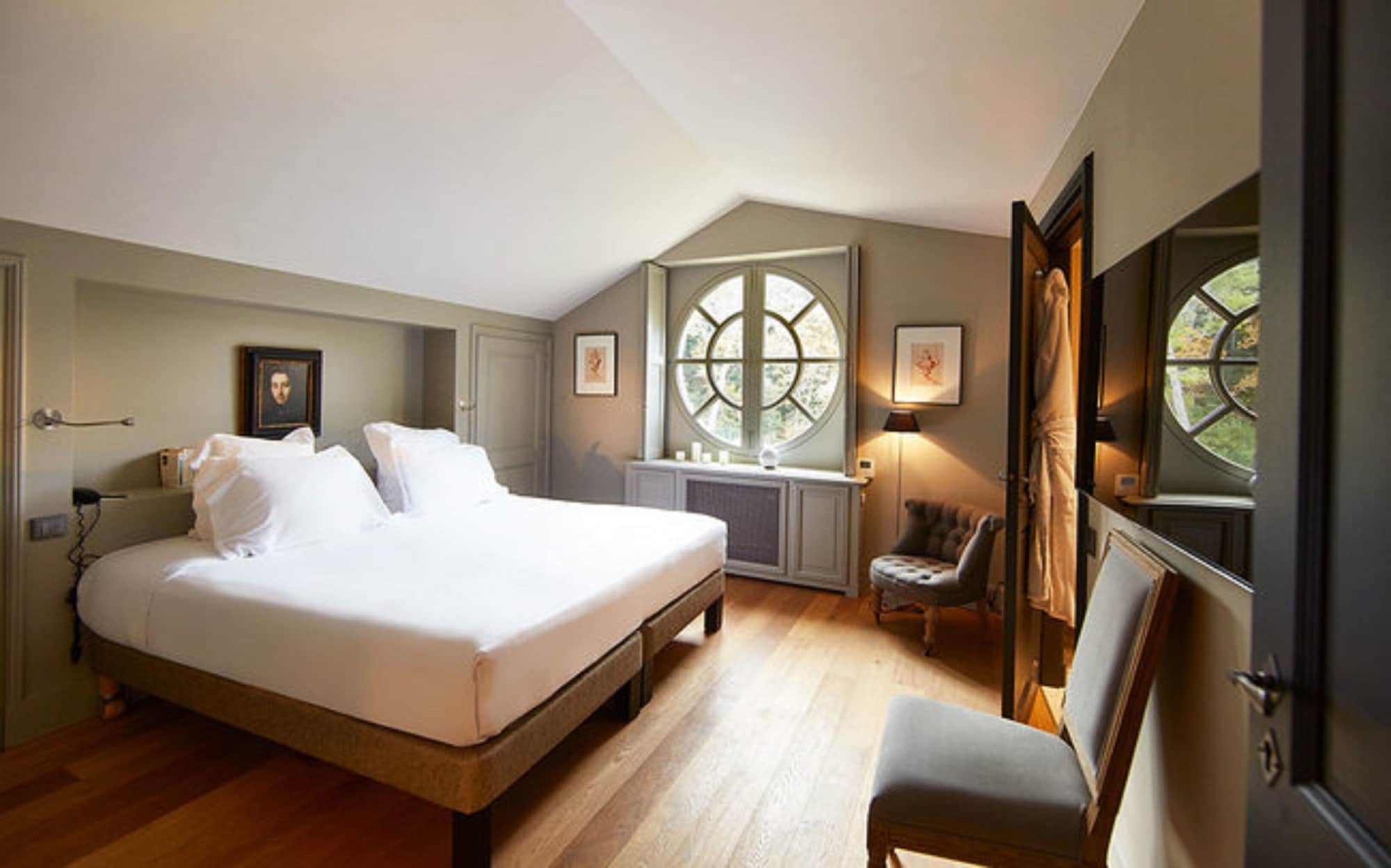 Alcove, Suite, 1 King and 1 Single Beds