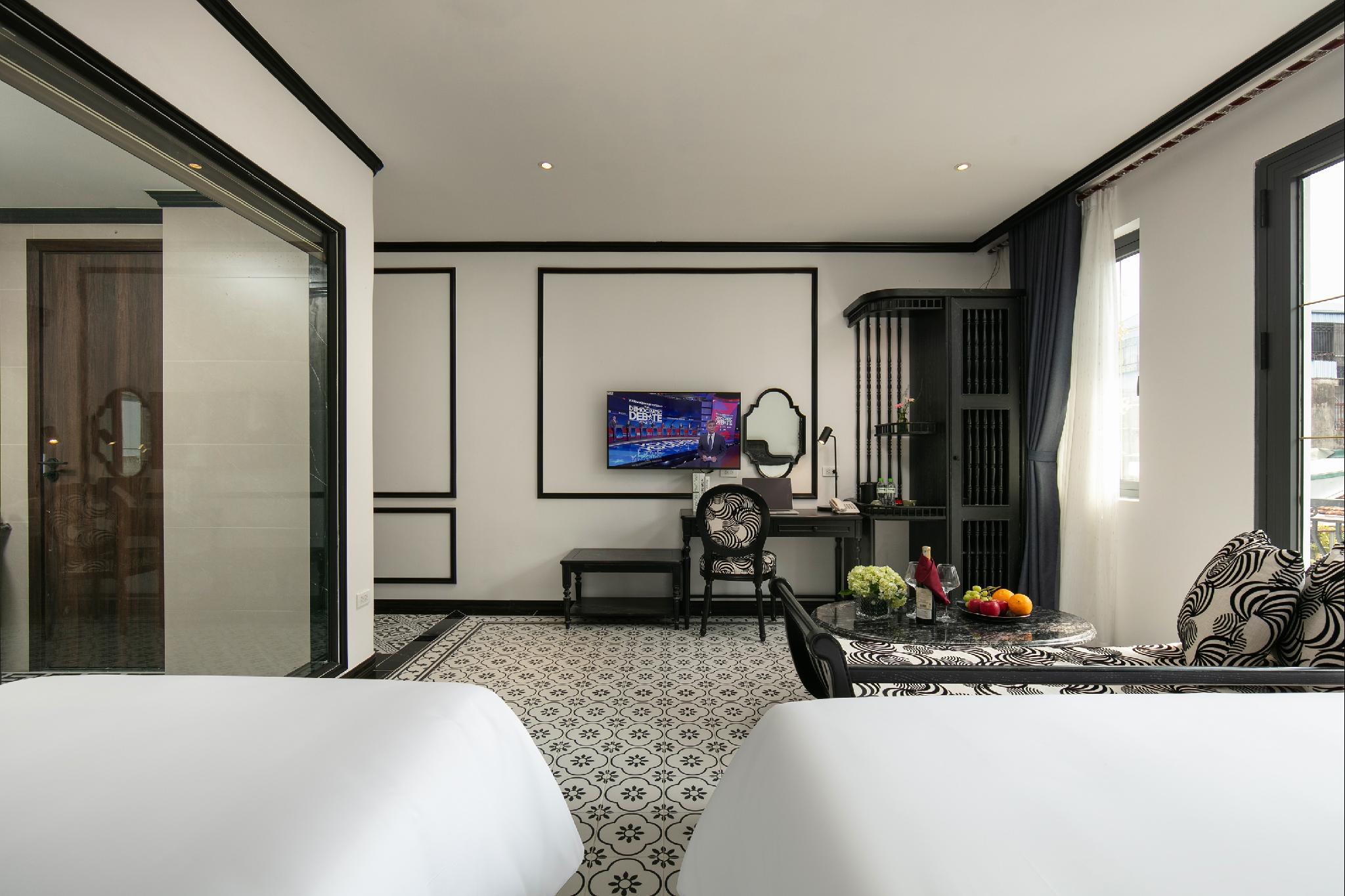 Family Suite, Room Assigned on Arrival, 1 Queen and 1 Single Bed, Balcony or Terrace
