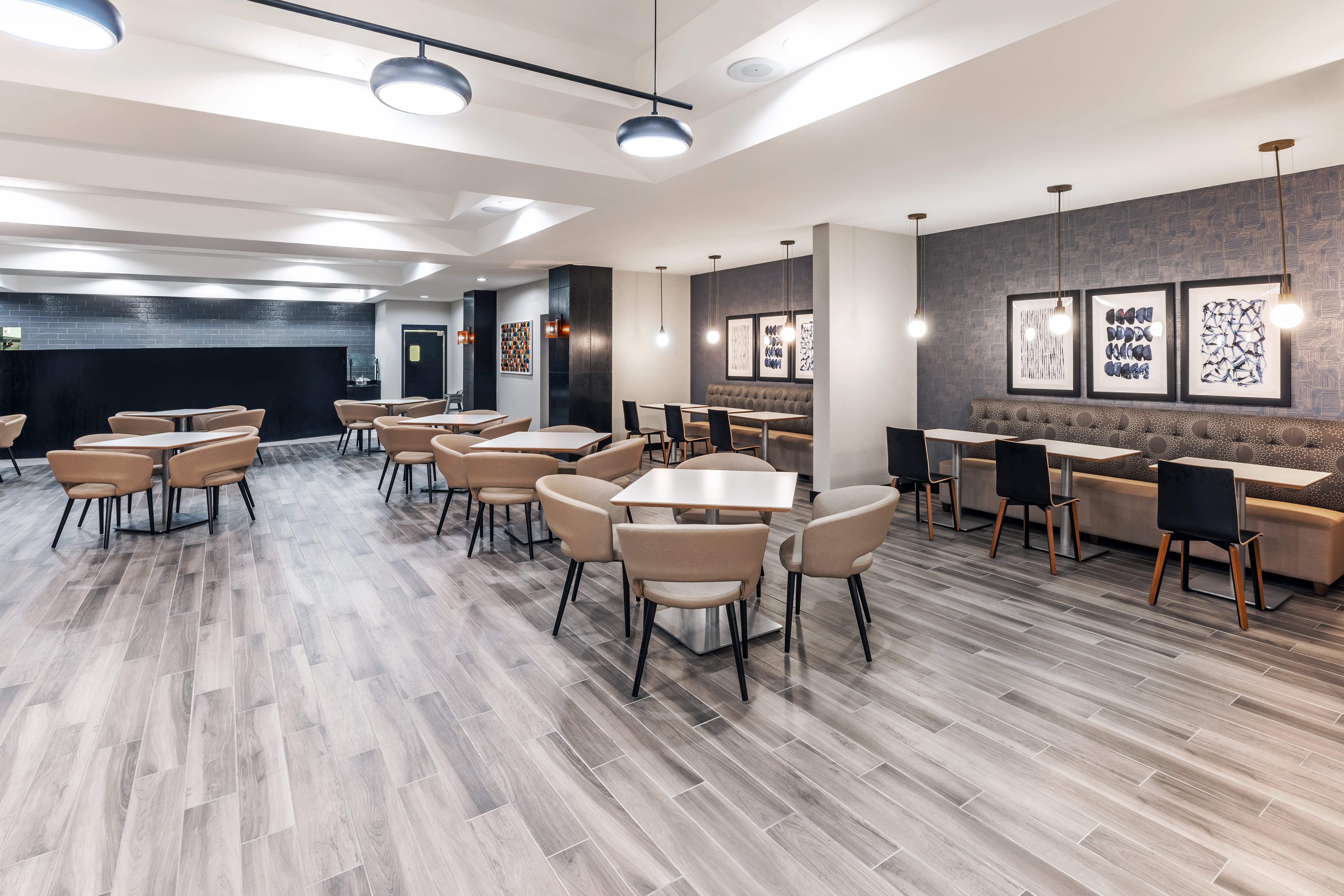 Holiday Inn Hotel & Suites Tulsa South 42/56