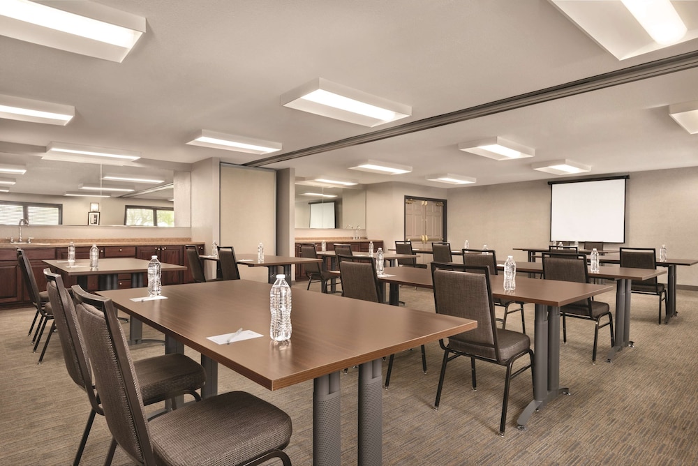 Country Inn & Suites by Radisson, Pella, IA 24/30