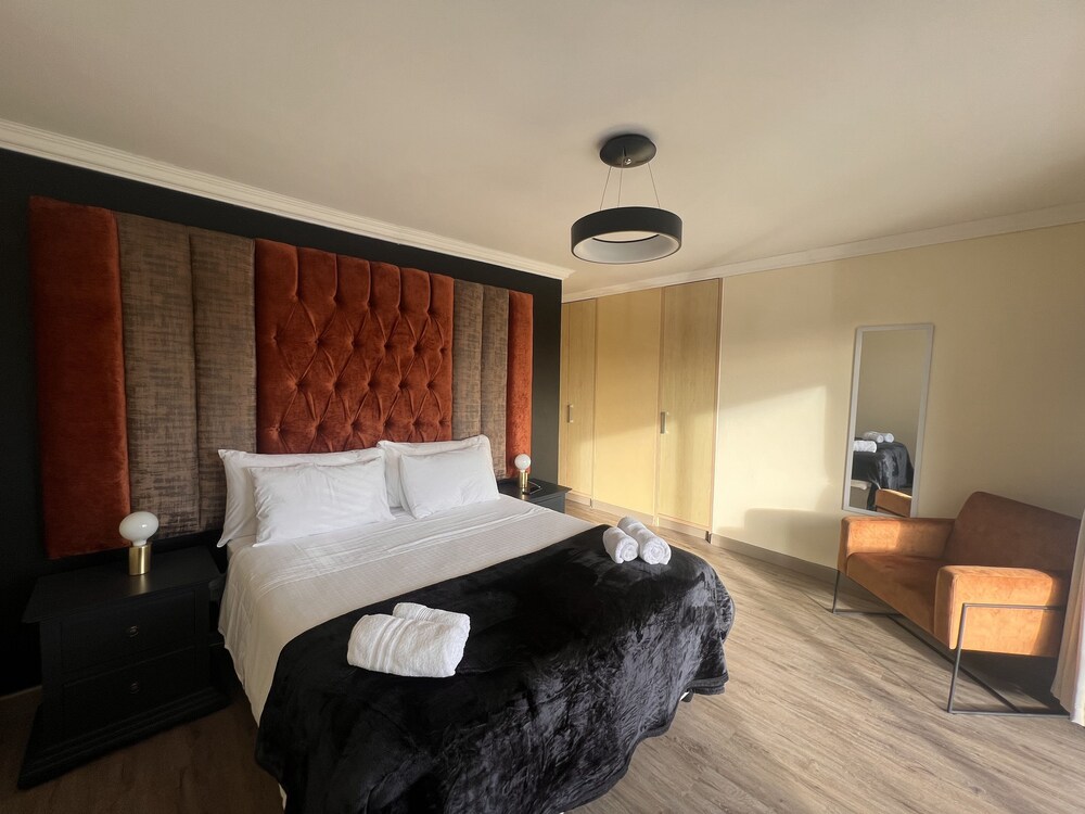 Century City Boutique Apartments 12/50