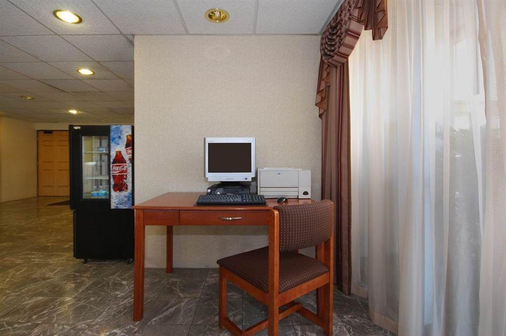 Rodeway Inn & Suites Youngstown 52/60