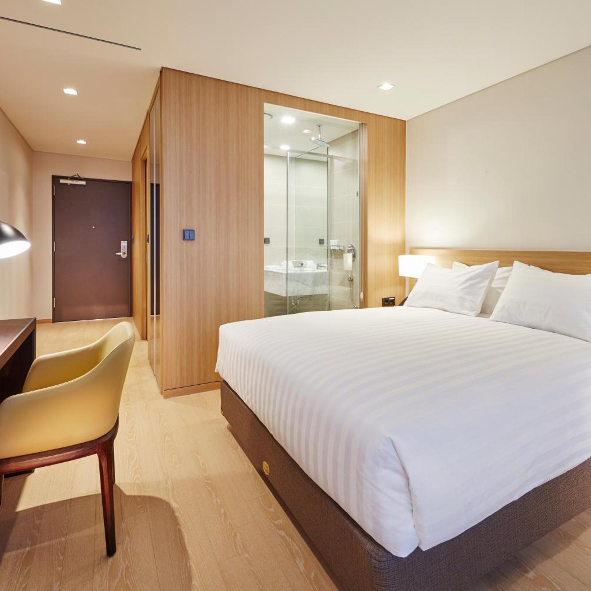 Standard, Double Bed, Partial Lake View