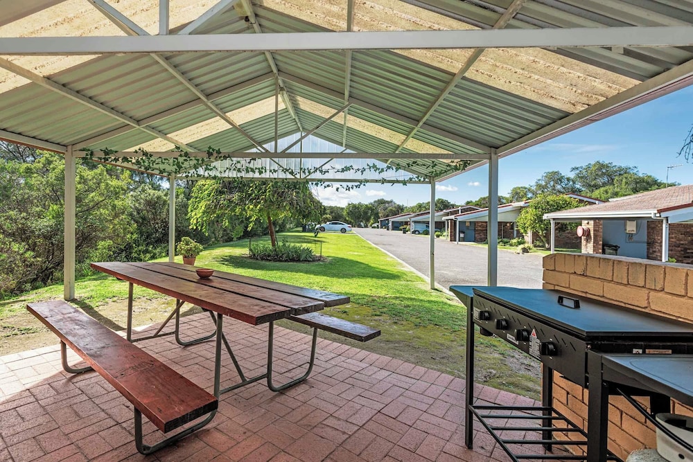 EMU BEACH CHALETS 22/35