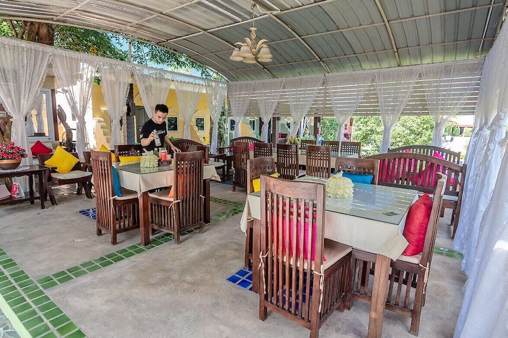 P Paradise Hotel 33/50