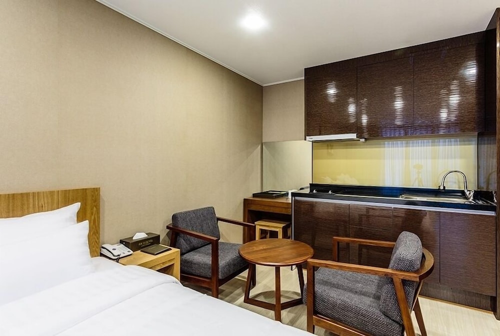 Rich Hotel 24/50