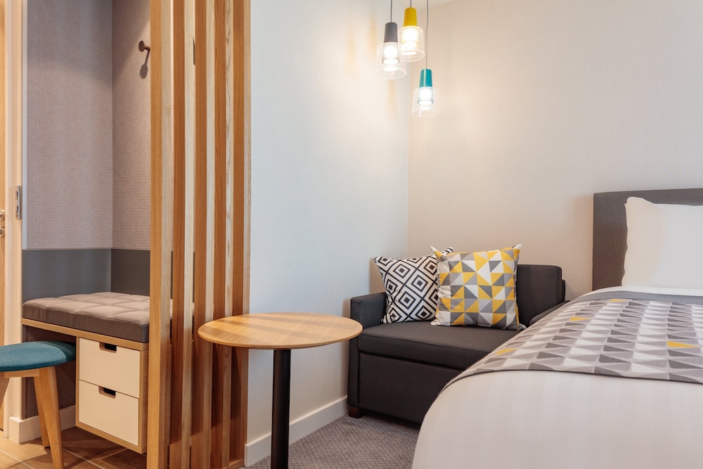 Holiday Inn London - Heathrow Bath Road 13/76