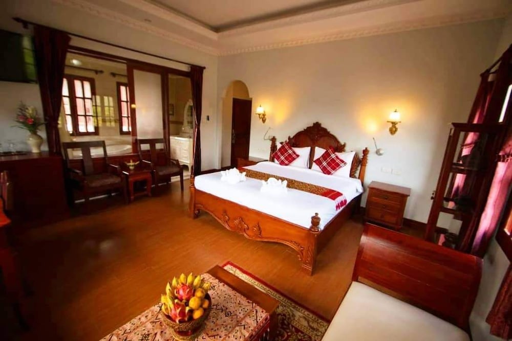 DELUXE, KING BED, MOUNTAIN VIEW
