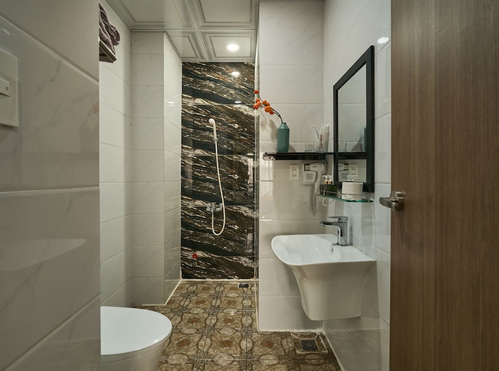 The Passion Hotel Airport - 5 minutes to Tan Son Nhat 46/50