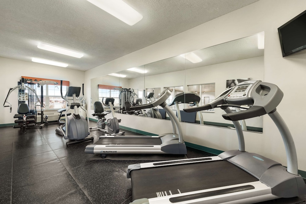 Country Inn & Suites by Radisson Kansas City at Village West KS 9/21