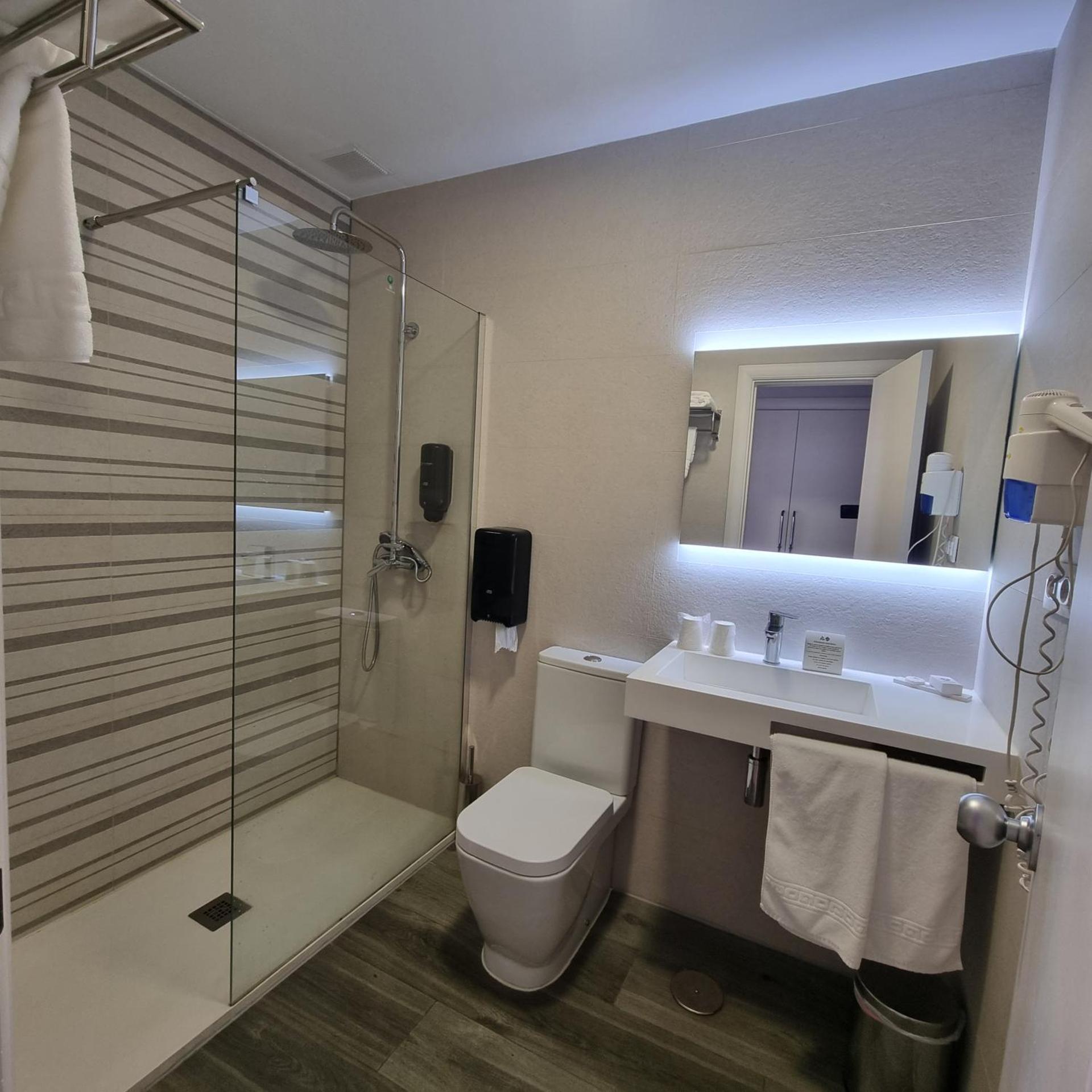 غرفة بسريرين منفصلين مع سرير إضافي، Hotel Azar 4/8