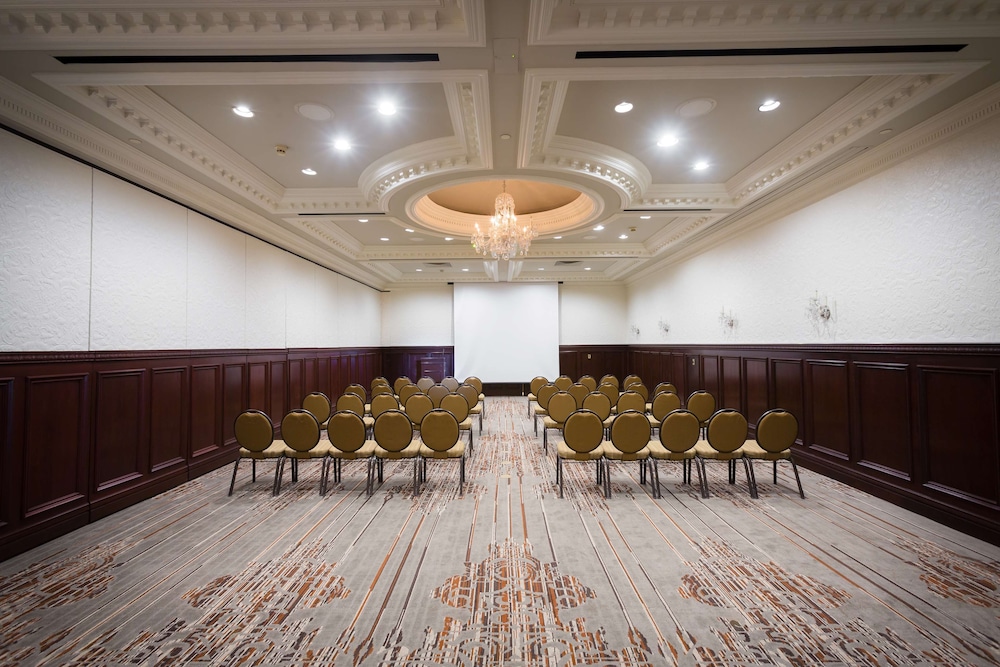 Radisson Hotel Cincinnati Riverfront 6/60