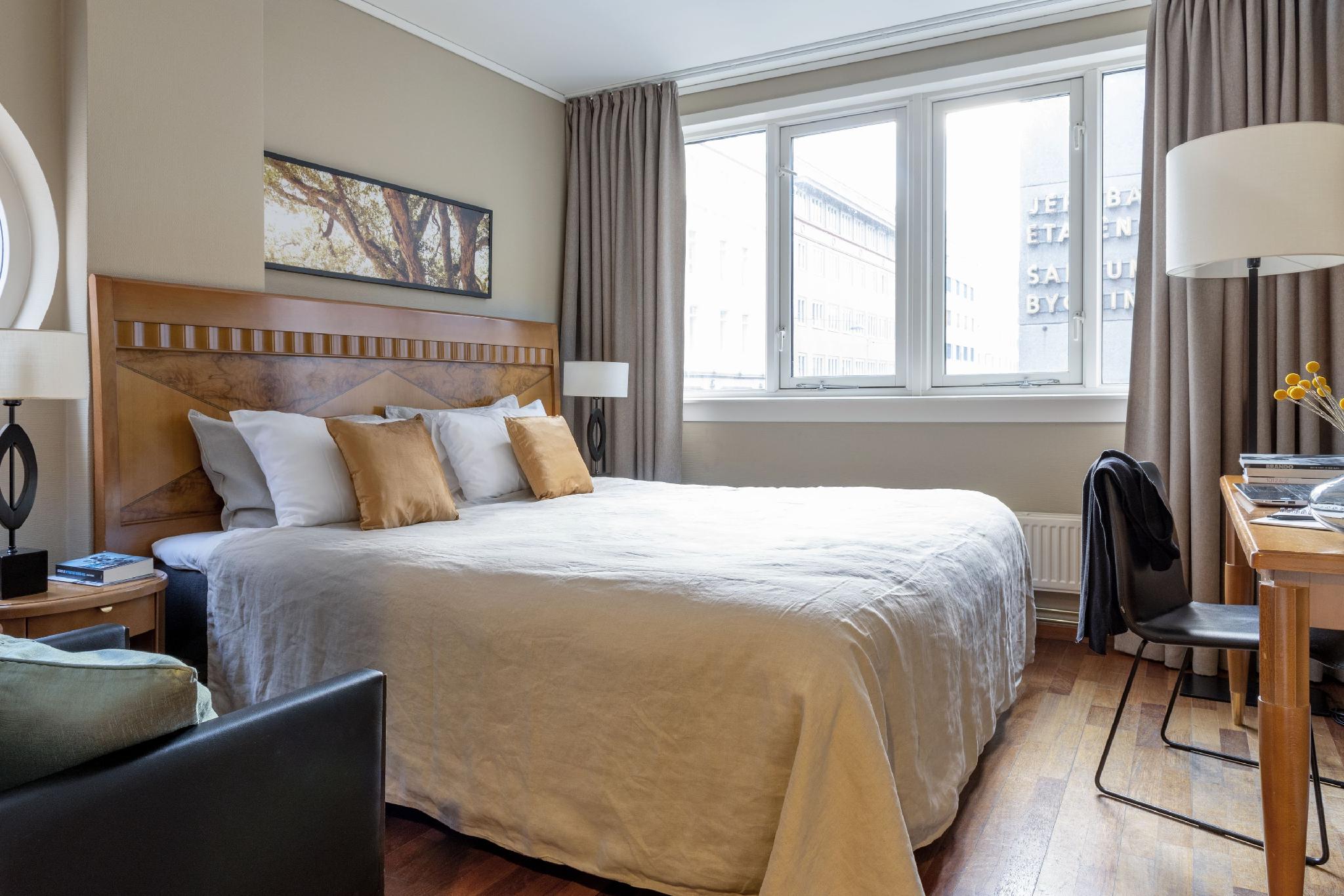 Plus, Queen Bed