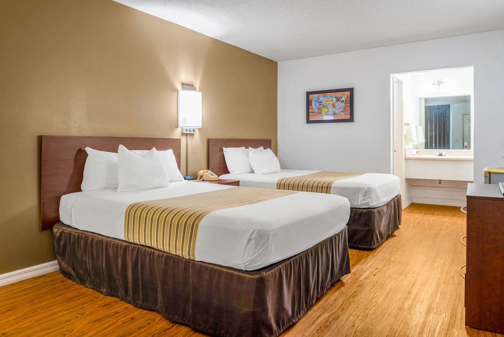 Econo Lodge Crystal River 11/26