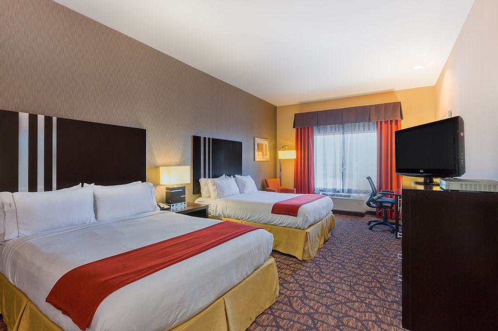 Standard, King Bed, Holiday Inn Express Hotel And Suites Alpine Southeast 5/8