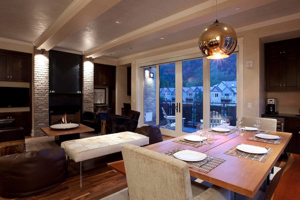 The Auberge Residences at Element 52 70/82
