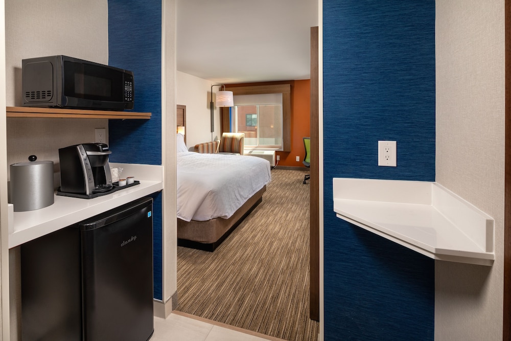 Holiday Inn Express and Suites Chatsworth 29/57