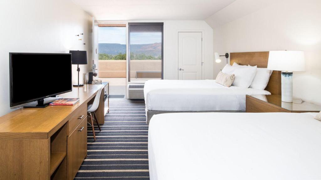 Red Rocks, Guest Room, 2 Queen Beds, Partial View, Terrace, Middle Floor