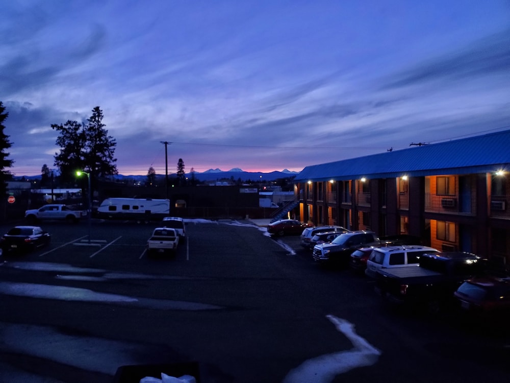 Motel West 41/44