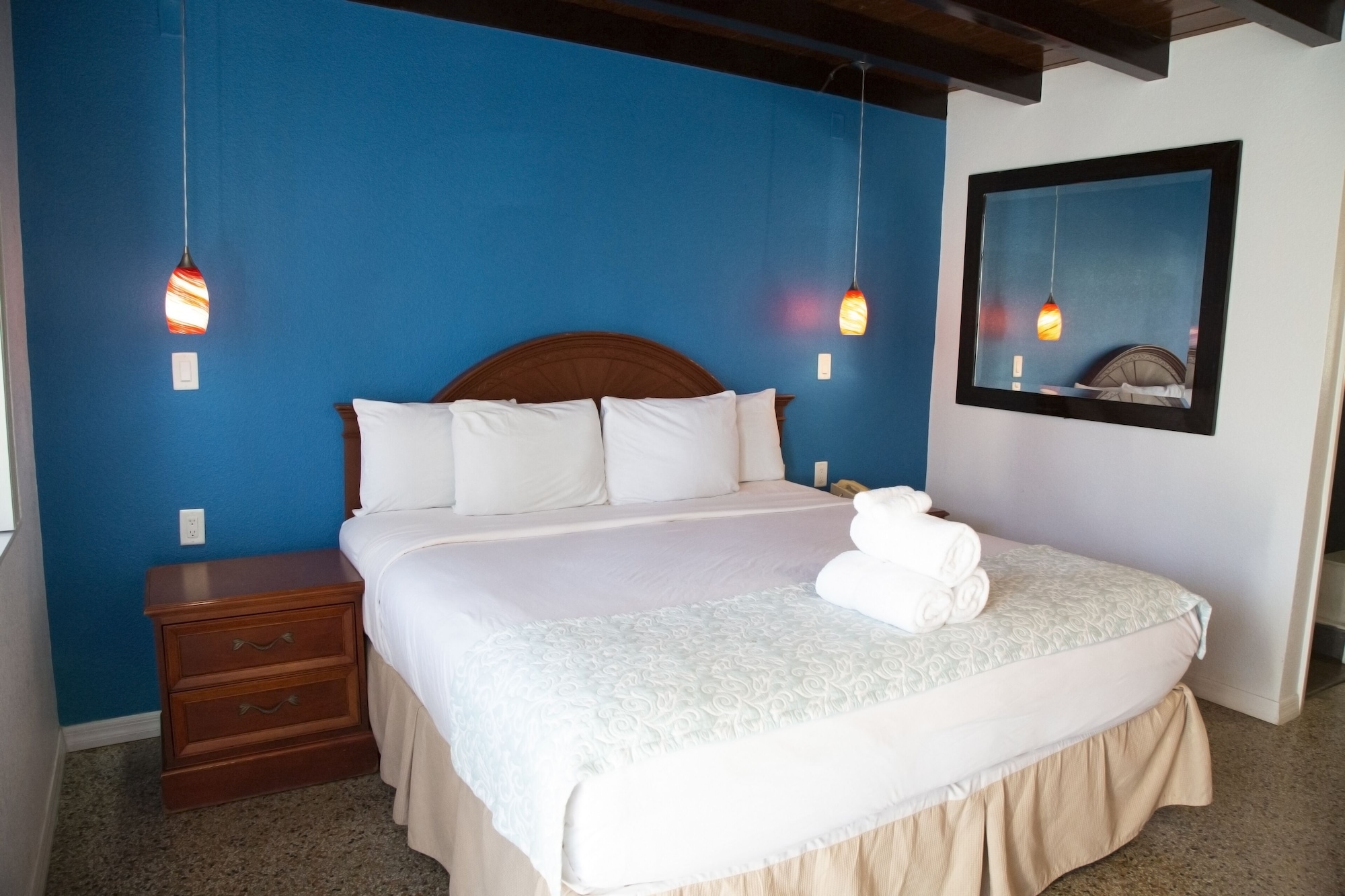 COURTYARD, KING BED