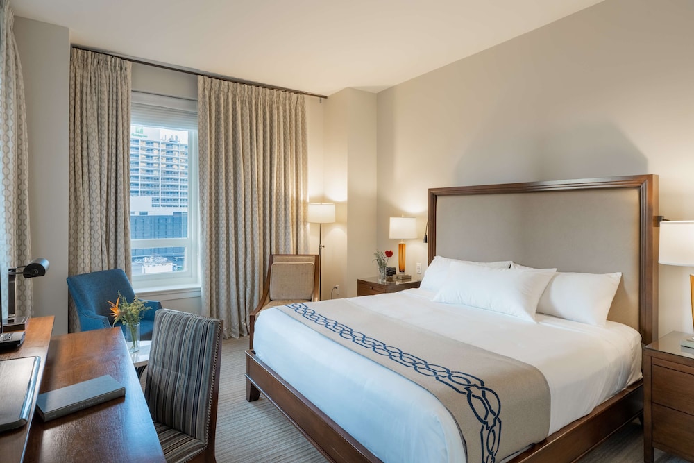 JUNIOR SUITE, KING BED