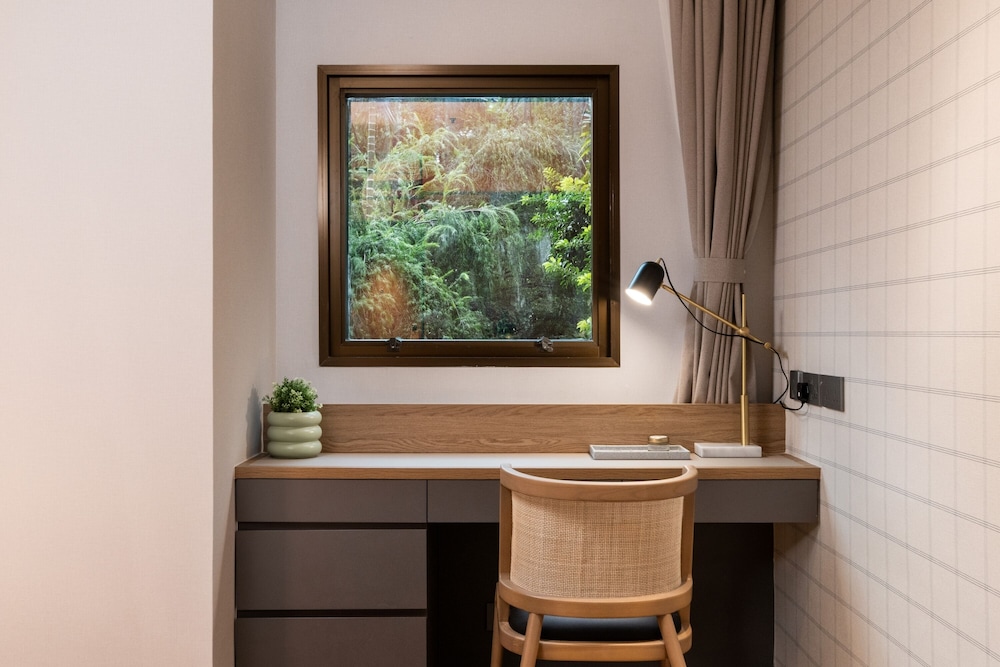 Dash Living On Hollywood 10/50