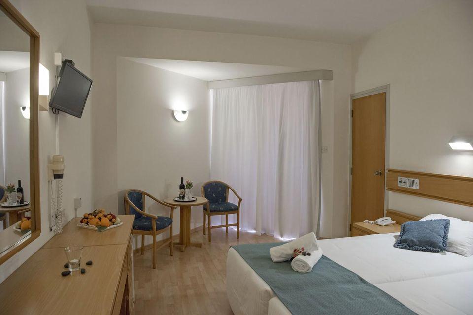Room, Twin Beds, Courtyard View