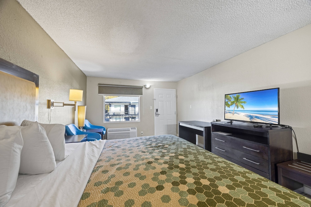 غرفة قياسية بسرير كينج، Econo Lodge Lavonia, GA 3/5