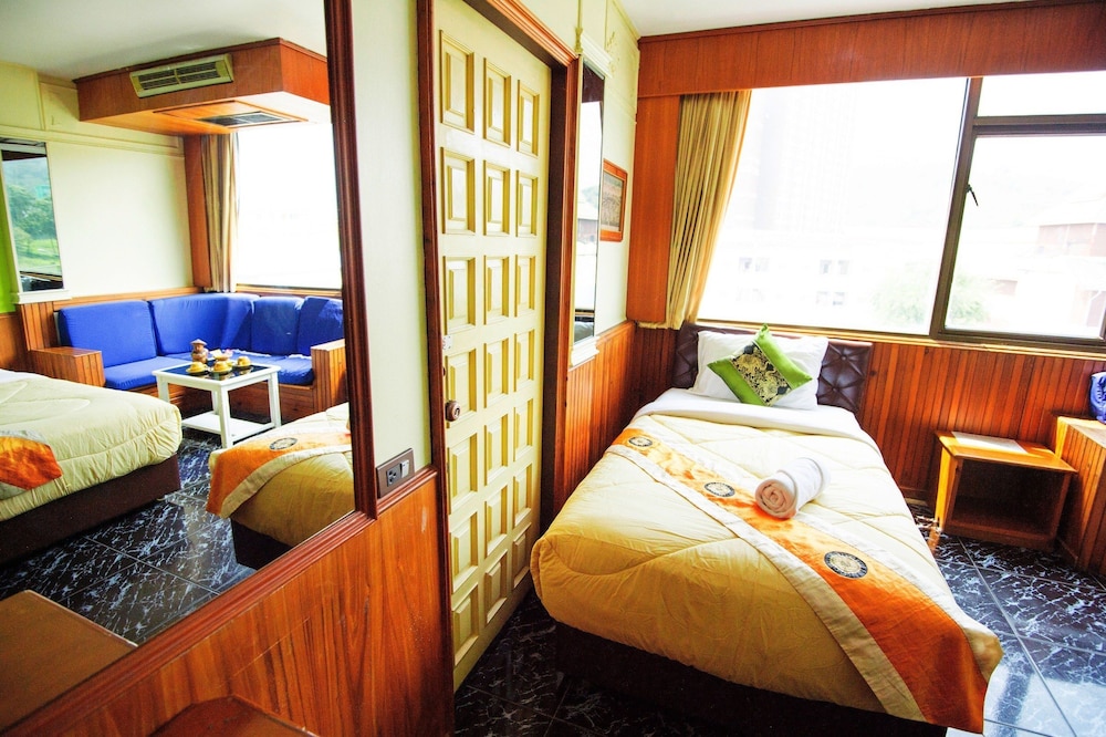 Mr.Mac's Hotel 24/50