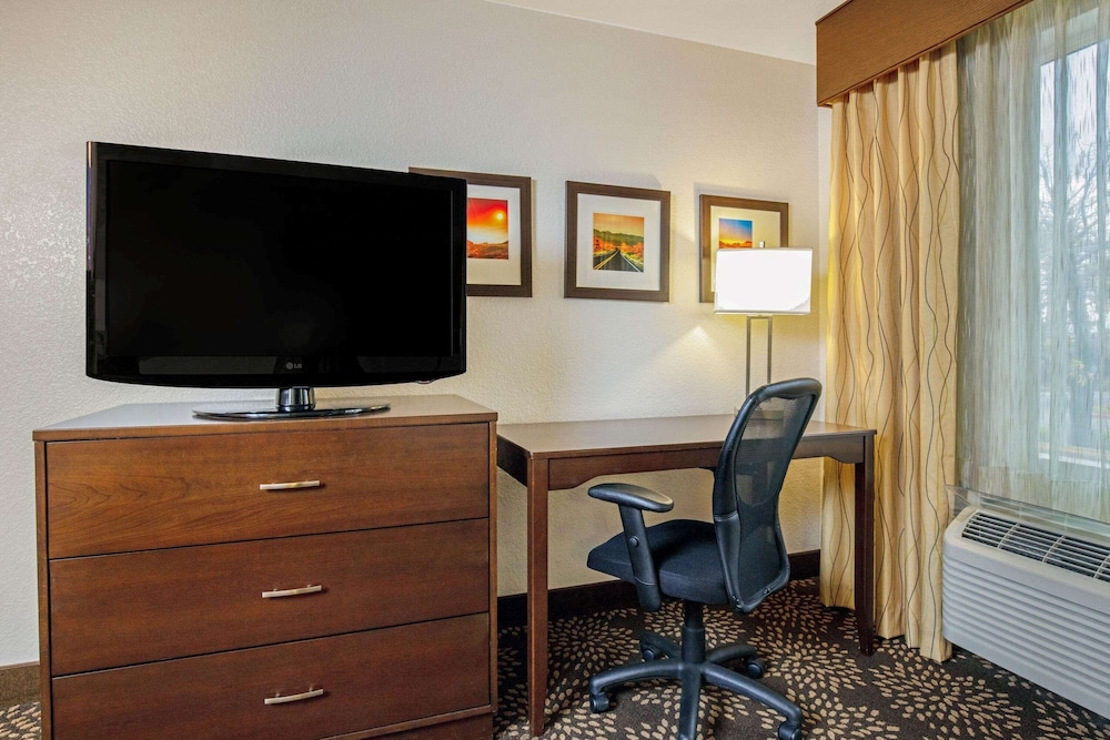 La Quinta Inn & Suites by Wyndham Las Vegas Red Rock 39/42