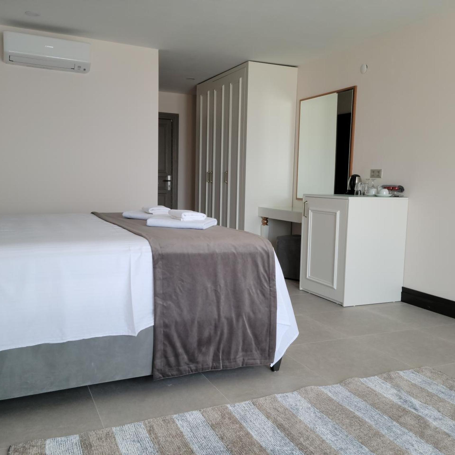 غرفة بسرير كينج بإطلالة على البحر، Mediteran Hotel 8/10