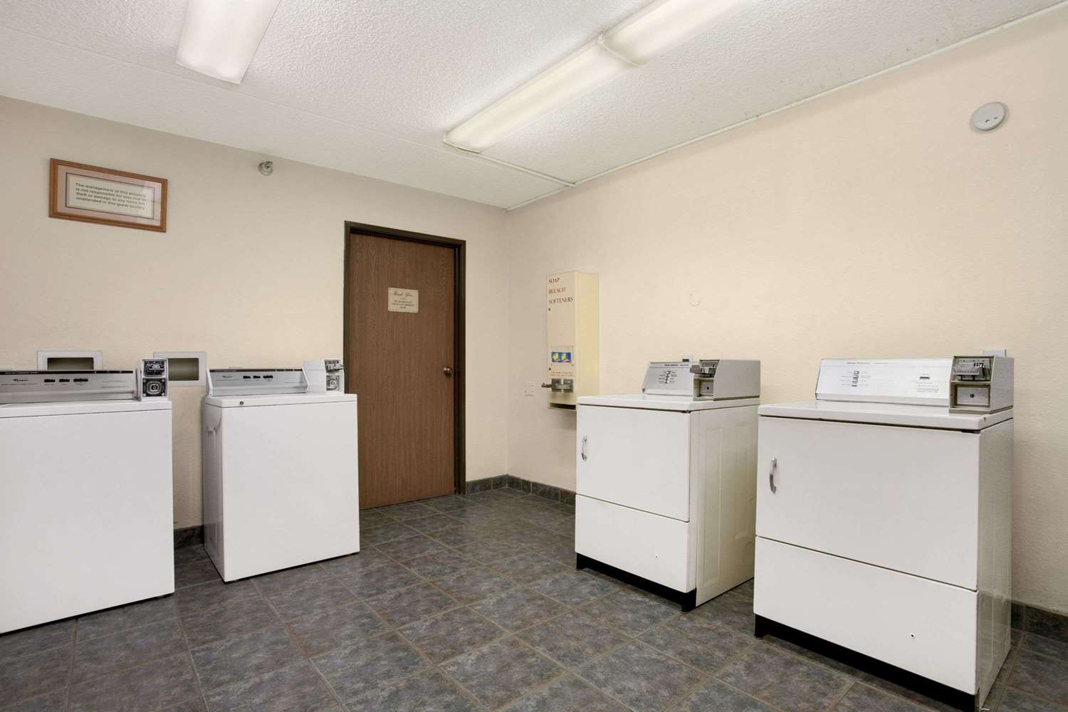 Days Inn by Wyndham Buena Park 11/34