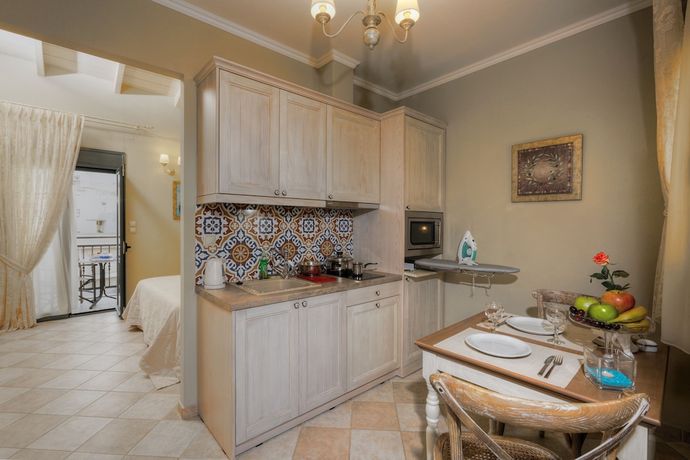 Ionia Suites 33/40