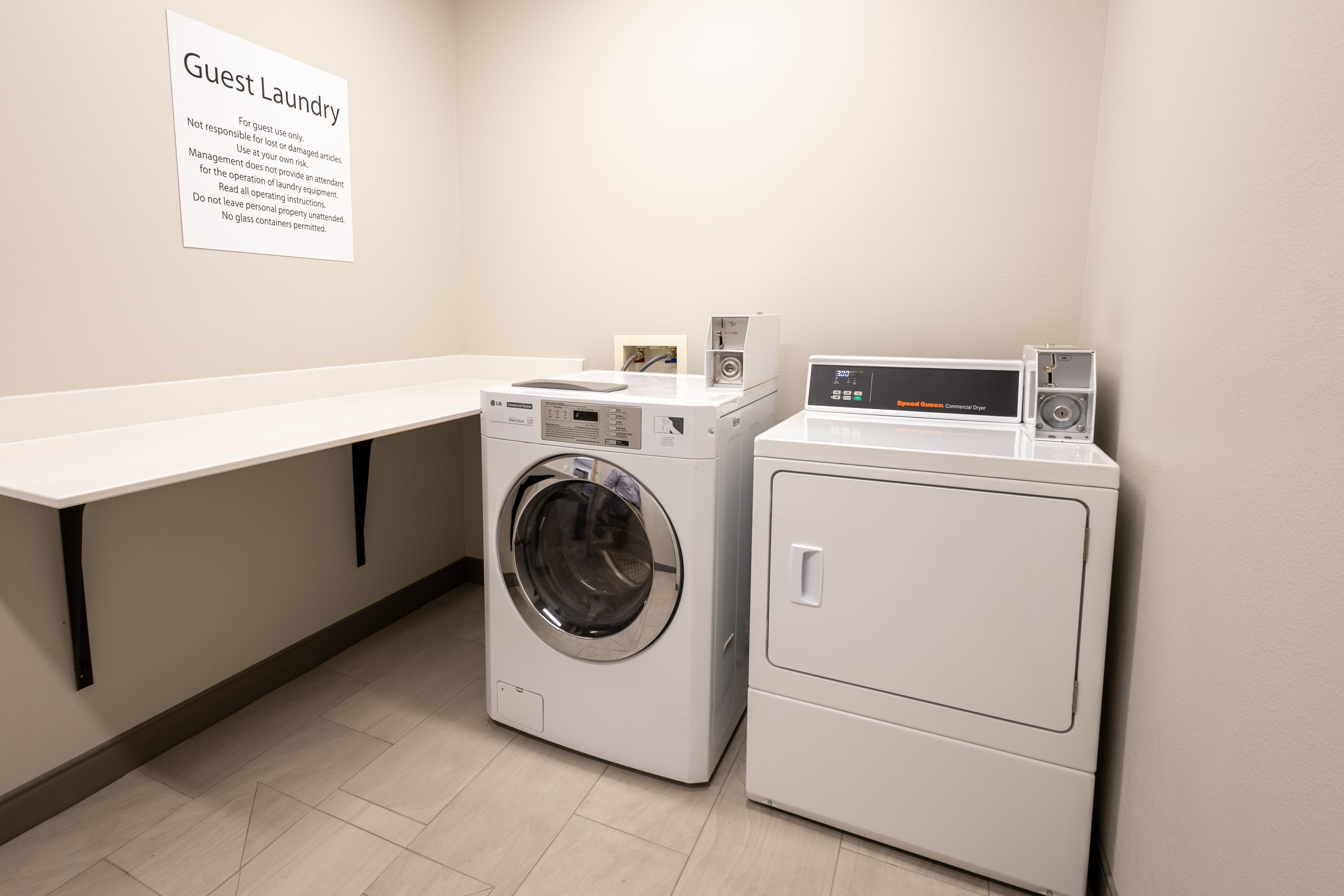 Holiday Inn Express Suites Sioux Center 33/68
