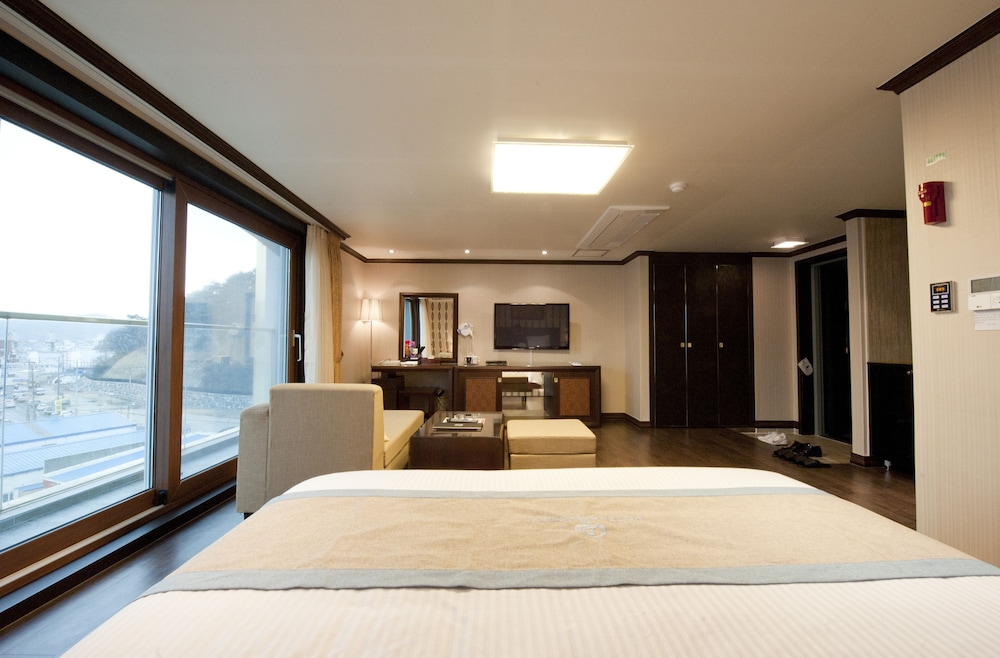 Tongyeong Anchovy Tourist Hotel 26/36