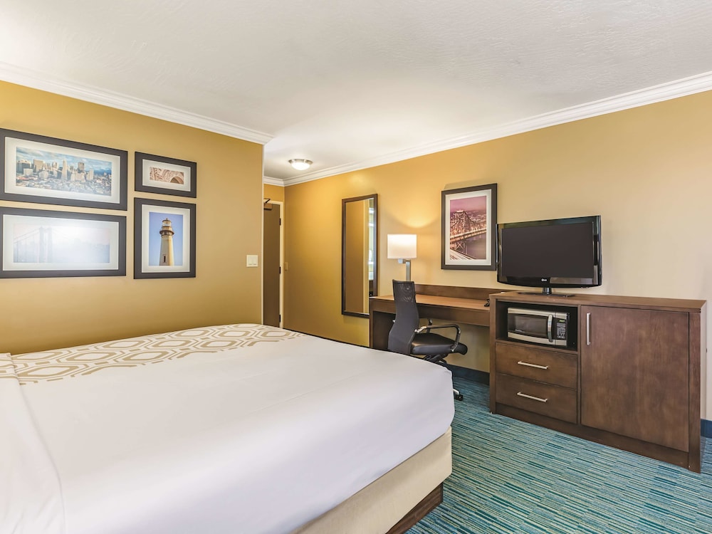 La Quinta Inn & Suites by Wyndham San Francisco Airport West 9/48