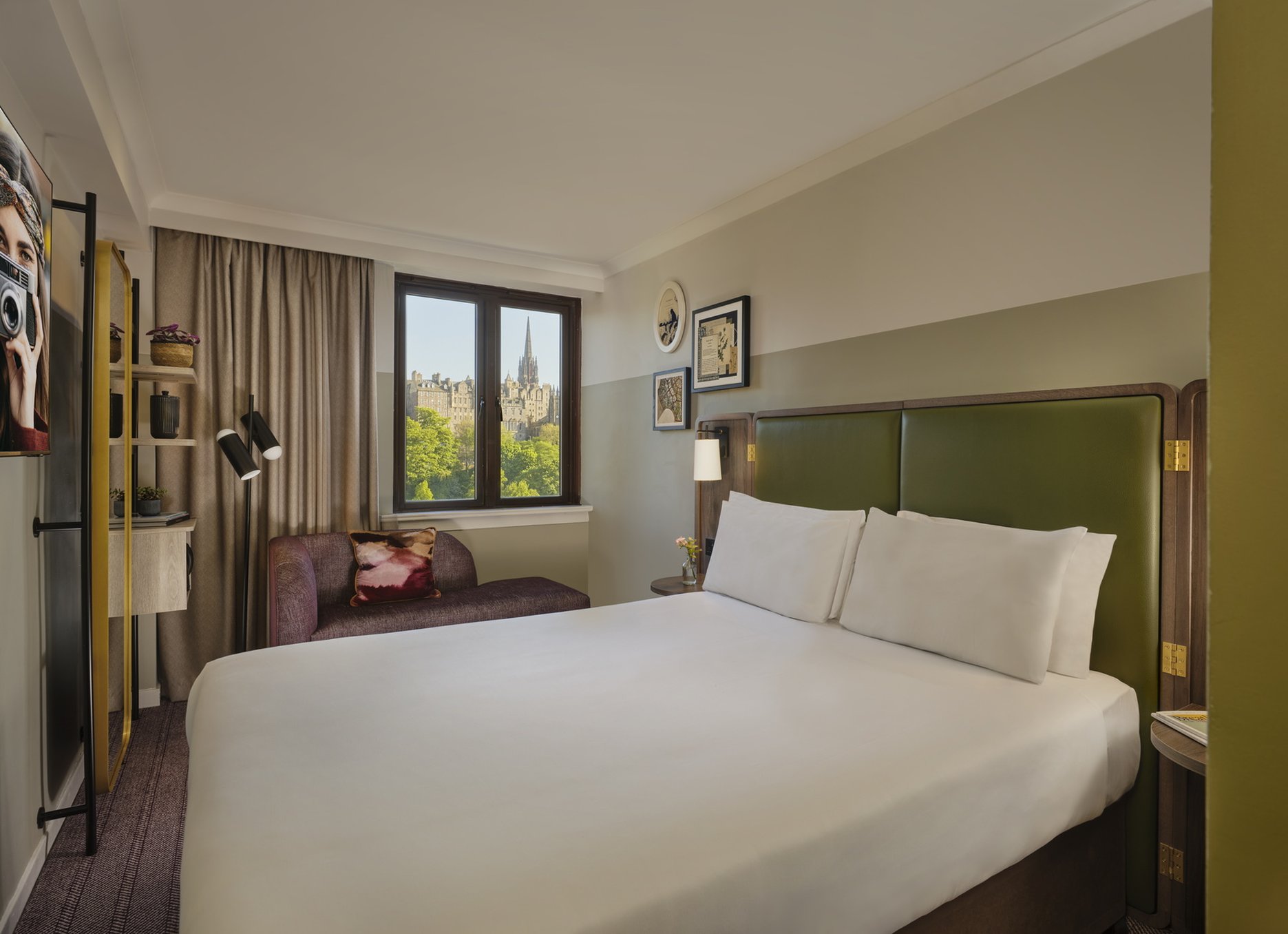 Classic, Queen Bed, Castle View