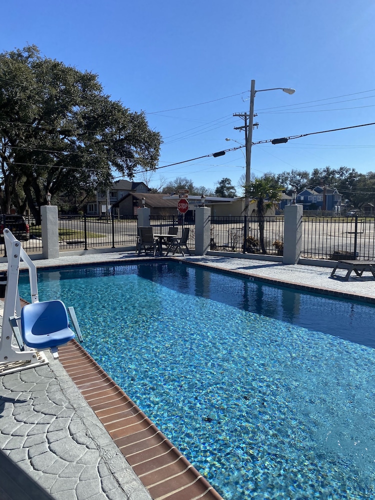 Howard Johnson by Wyndham Historic Lake Charles 32/44