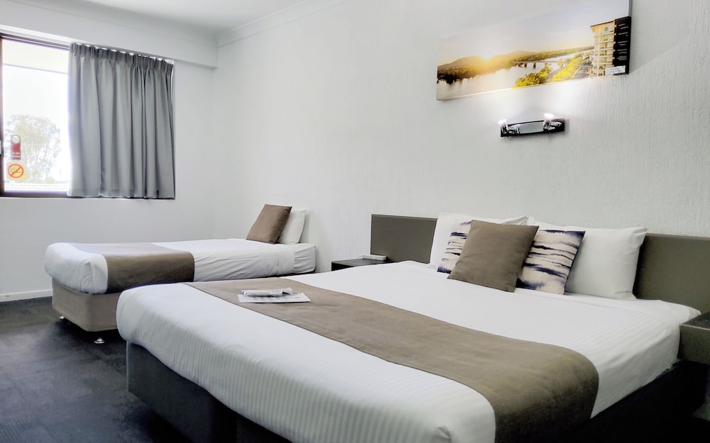 Room, Twin Beds, 1 King and 1 Single Beds