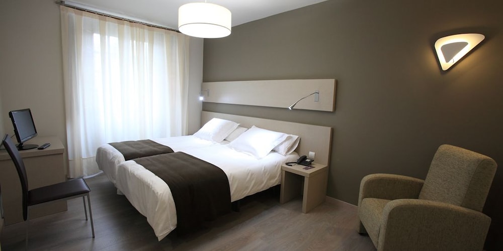 Los Guardeses Hotel 10/50