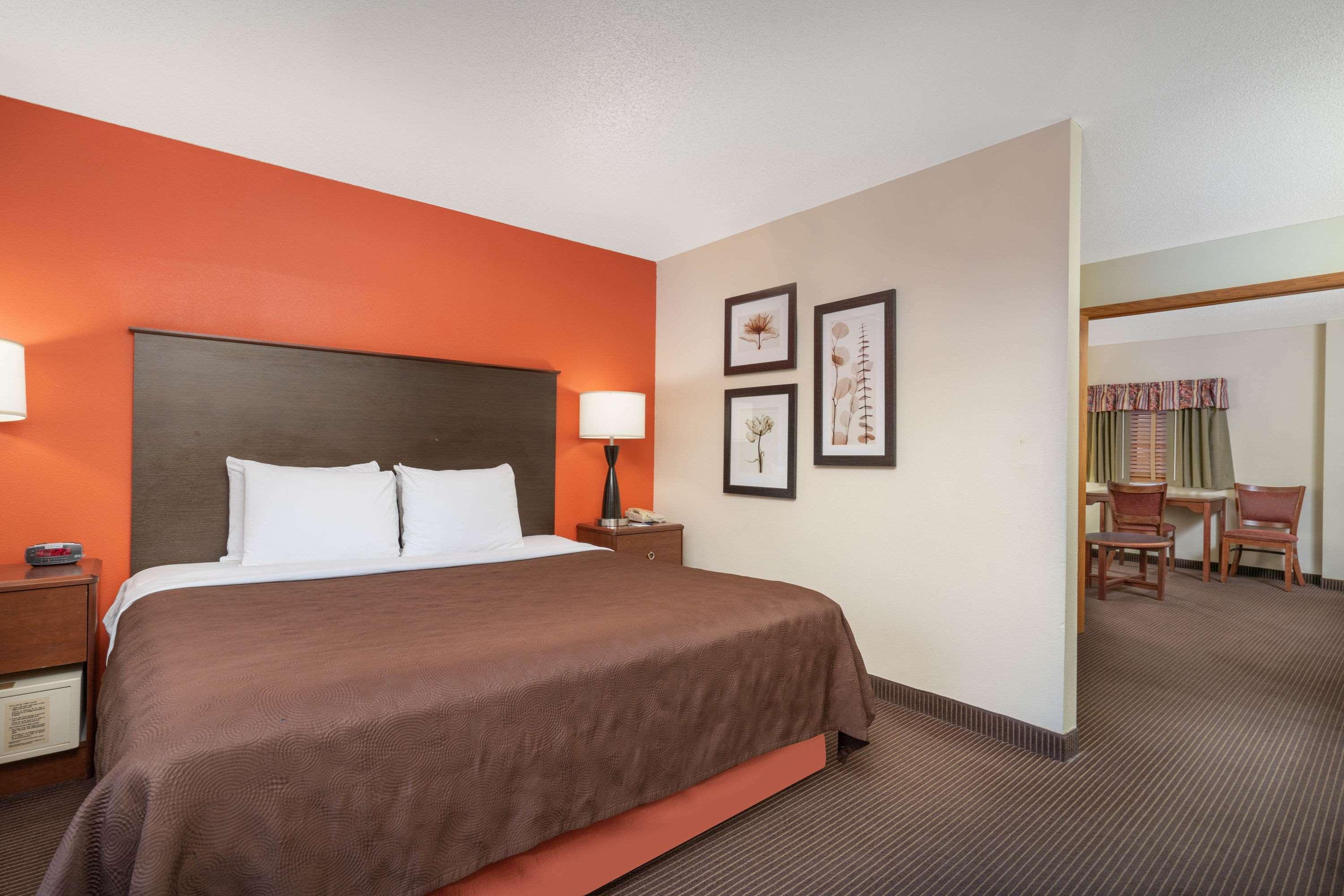 Deluxe, Suite, King Bed, Americinn By Wyndham Coon Rapids 2/2