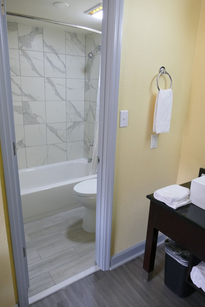 Days Inn by Wyndham Muscle Shoals 11/32