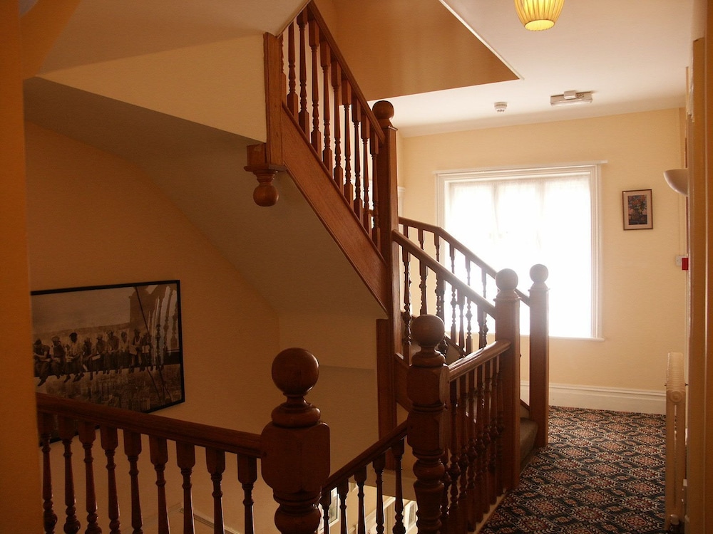 Gatwick Turret Guest House 26/45