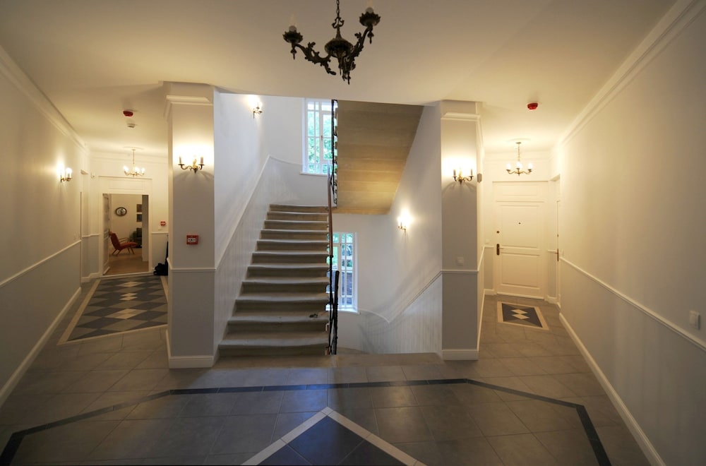 CRYSTAL SUITES OLD TOWN 29/68