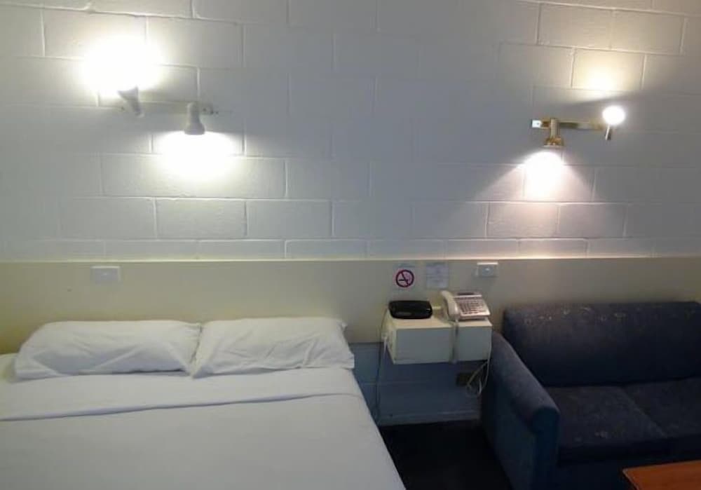 Pathfinder Motel 27/50