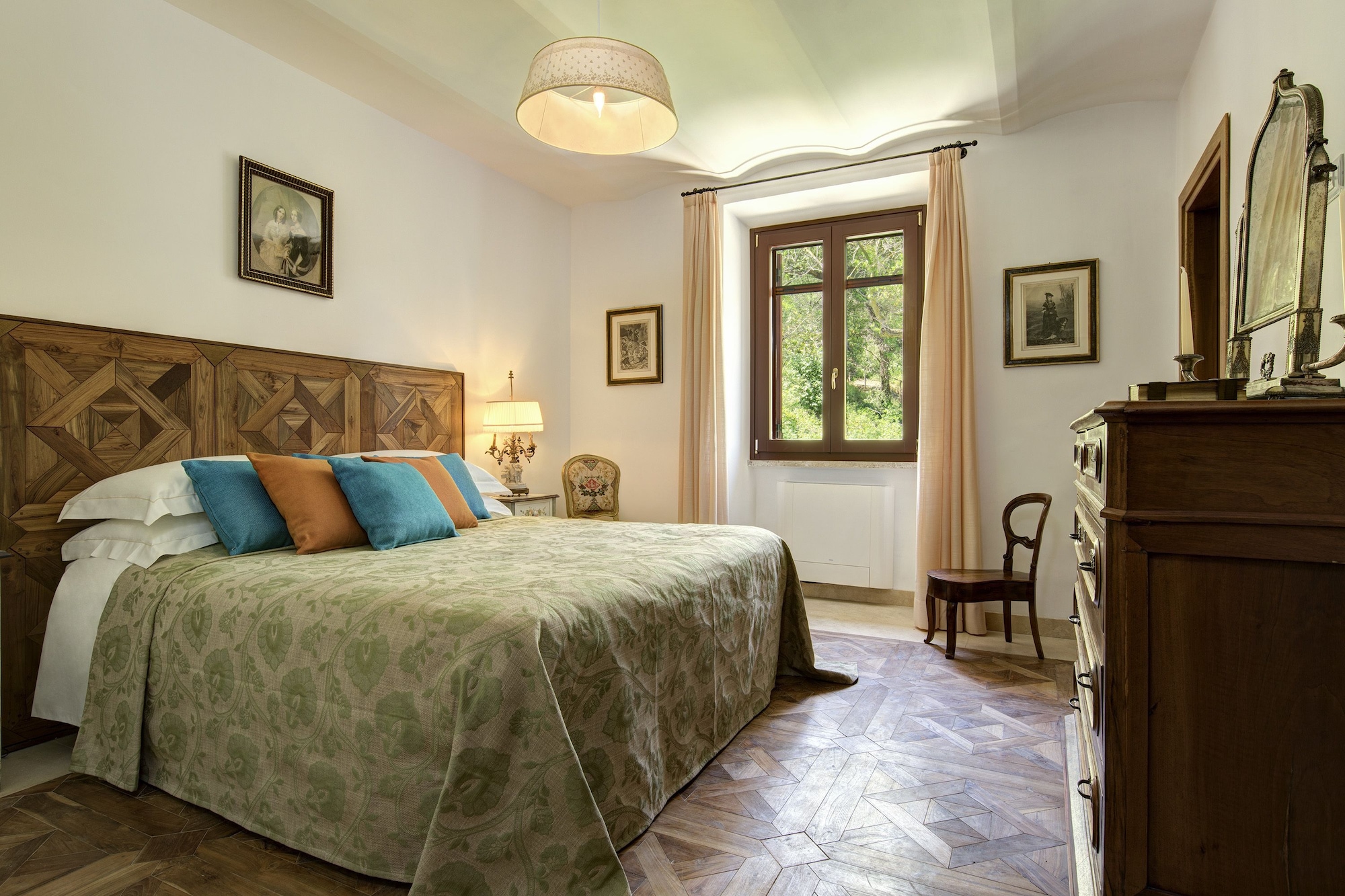 LUXURY, SUITE