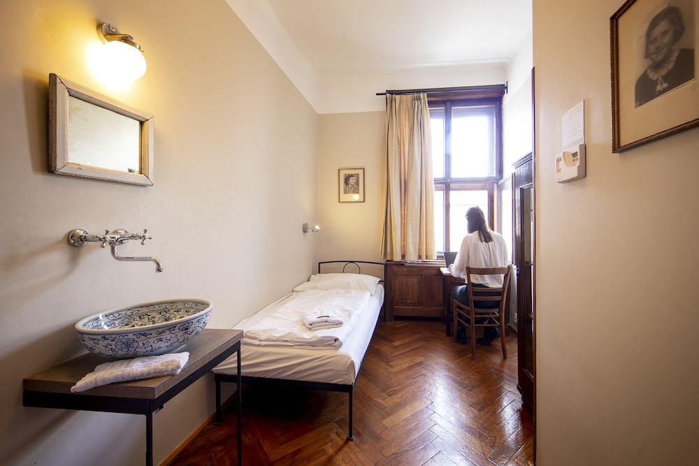Sir Toby Apos S Hostel 32/70