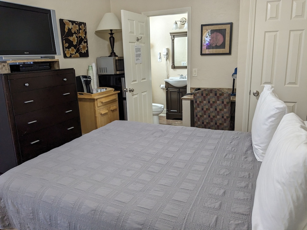 غرفة بسرير كوين بشرفة، Los Gatos Garden Inn Hotel 2/3