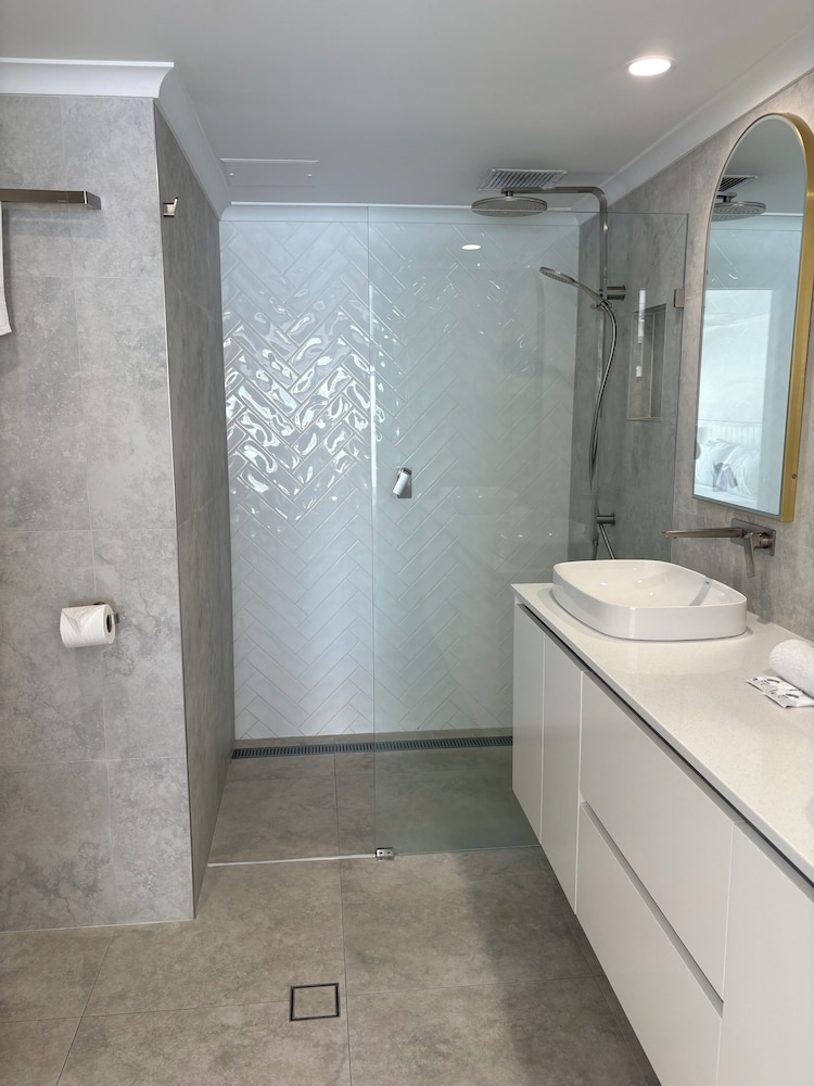 شقة فاخرة بسريرين كوين بإطلالة على البحر، Burleigh Surf Apartments 4/5