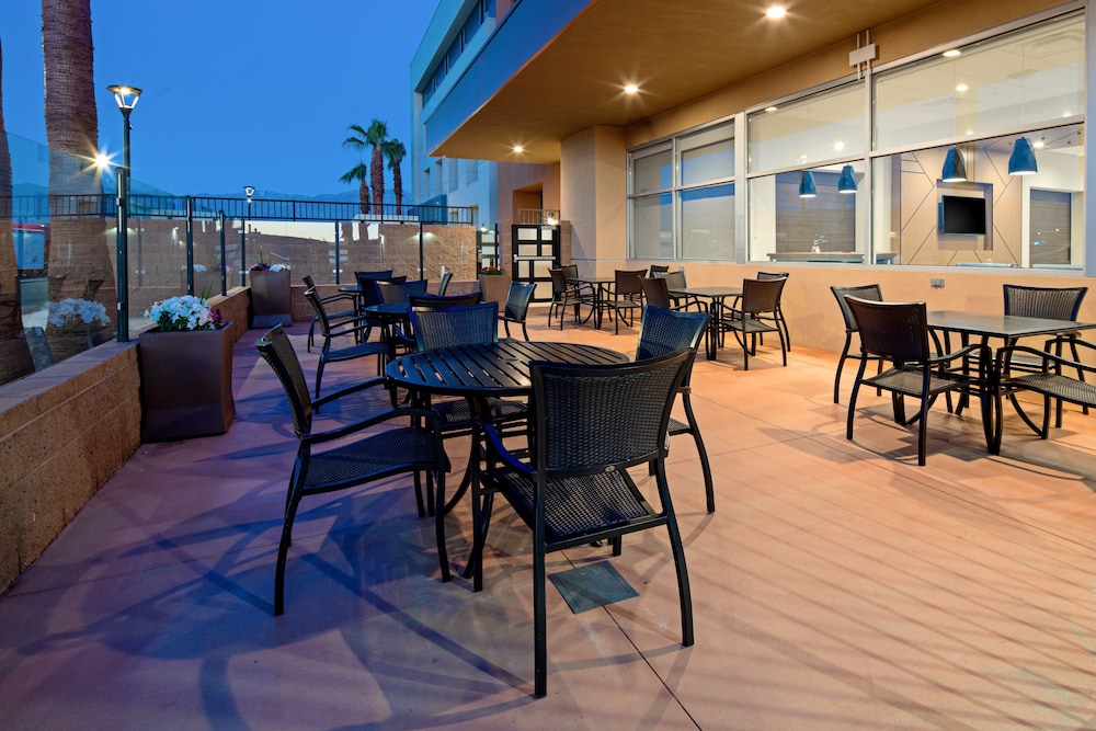 Holiday Inn Express and Suites Palm Desert Millennium 38/52